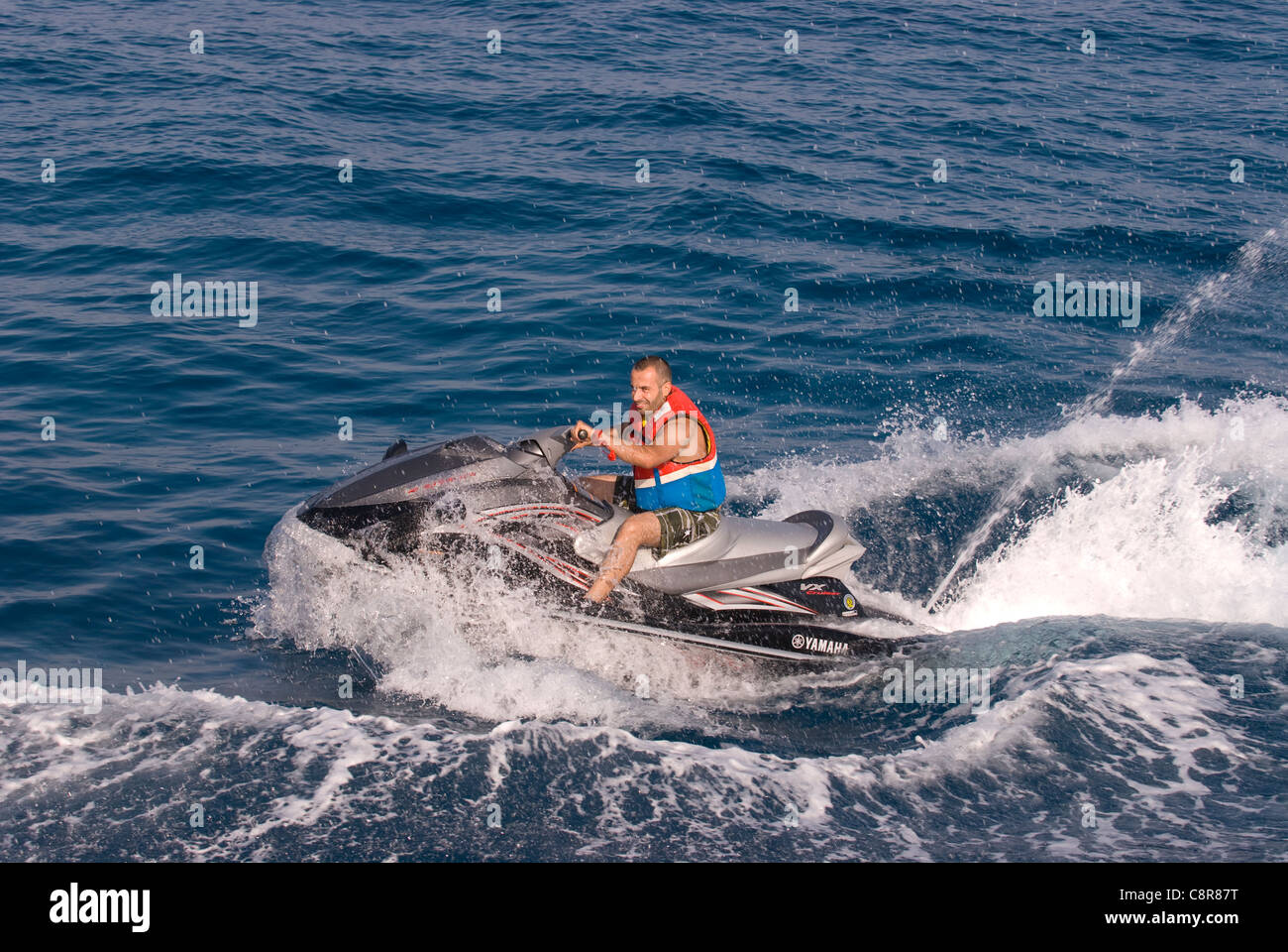 L'uomo sul jet ski vicino a Palm isole al largo della costa di Tripoli, nel nord del Libano. Foto Stock