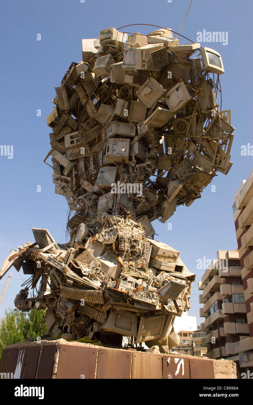 Scultura realizzata da computer riciclati, Al-Mina, Tripoli, nel nord del Libano. Foto Stock