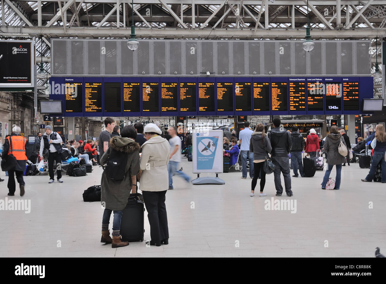 Stazione di arrivo e di partenza della scheda la stazione centrale di Glasgow Foto Stock