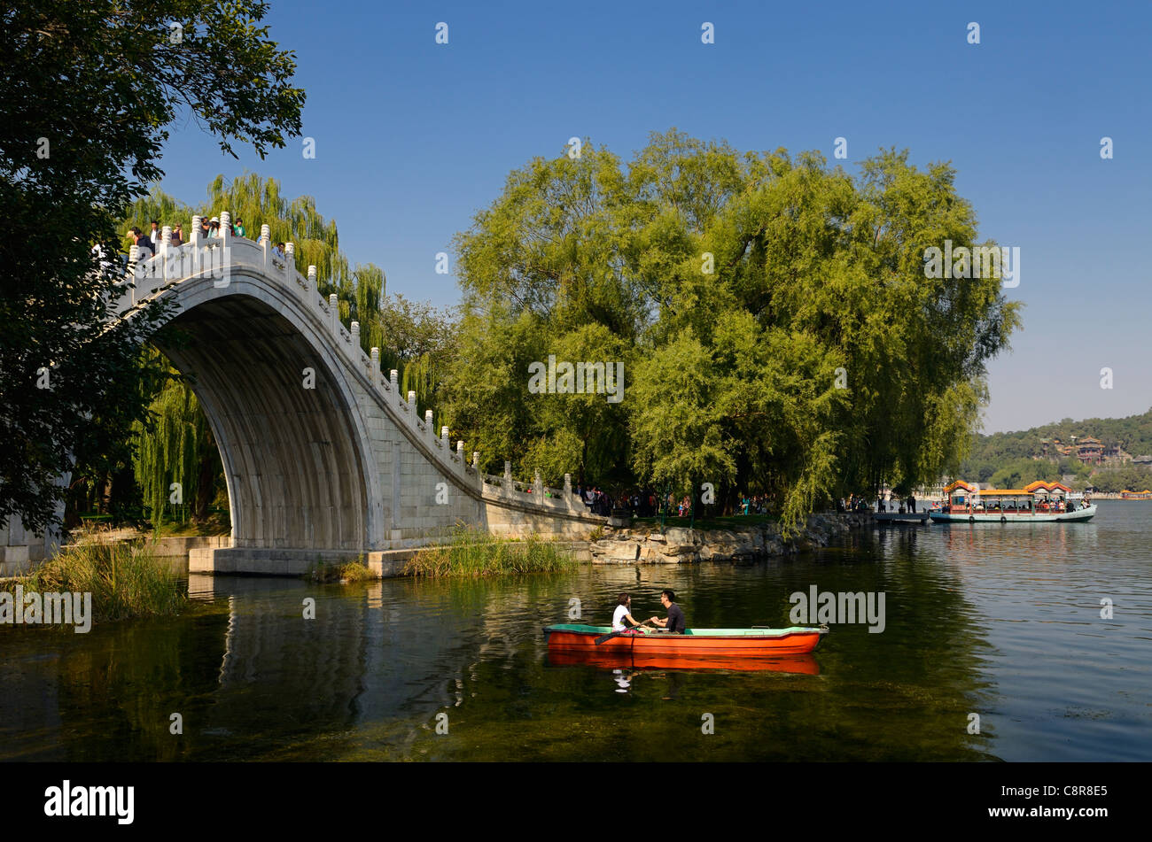 Paio di canottaggio sotto la cinghia di giada Ponte sul Lago Kunming Summer Palace Pechino Repubblica Popolare Cinese Foto Stock