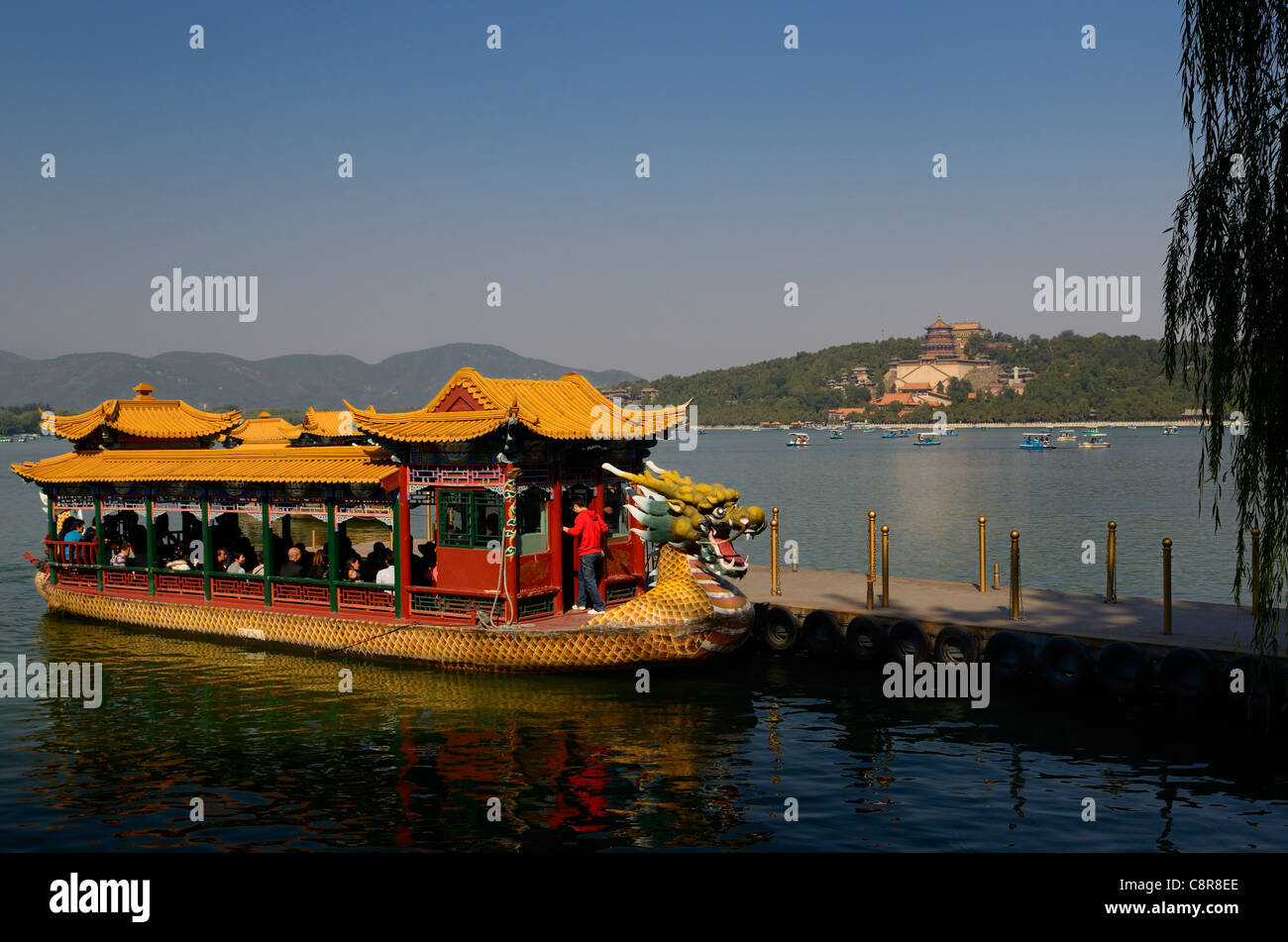 Dragon Boat traghetti sul Lago Kunming con i templi buddisti sulla collina della longevità del palazzo estivo Pechino Repubblica Popolare Cinese Foto Stock