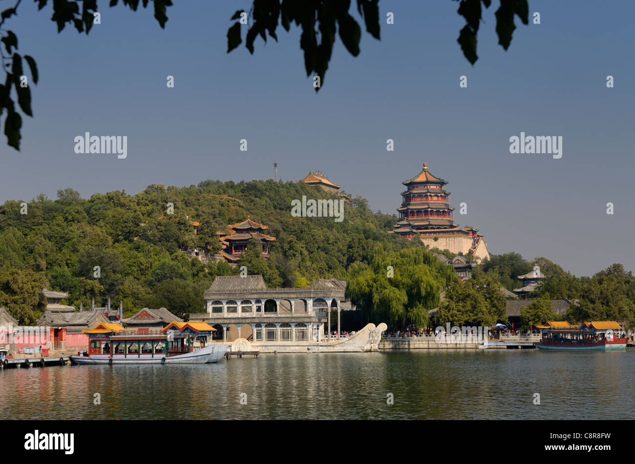 La barca di marmo tra gli altri traghetti sul Lago Kunming con fragranza buddista Pavilion sulla longevità Hill Summer Palace Pechino Repubblica Popolare Cinese Foto Stock