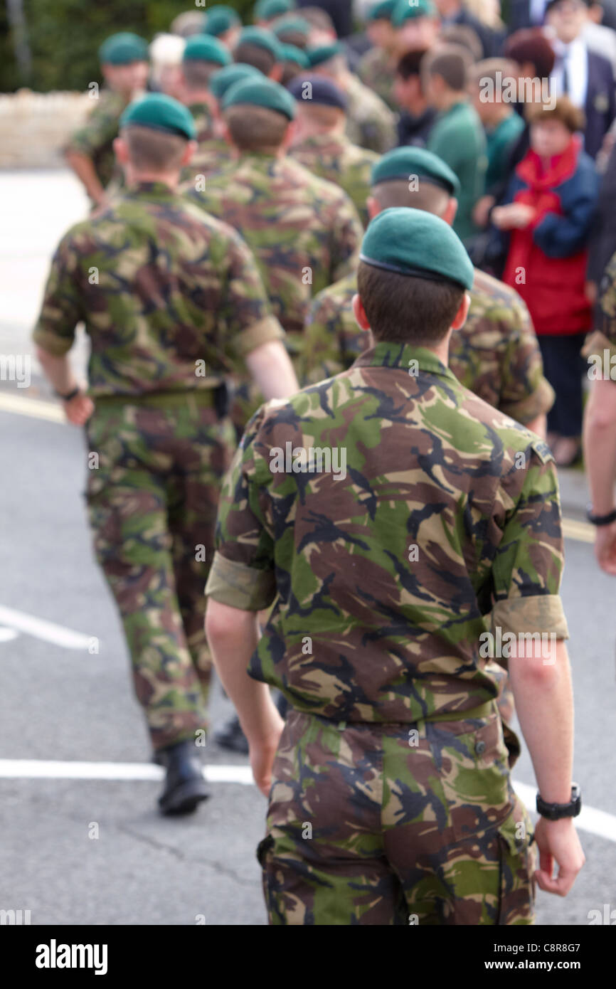 Servire commandos pronti per la cerimonia di rimpatrio del sergente Barry Weston in Carterton, Oxfordshire Foto Stock