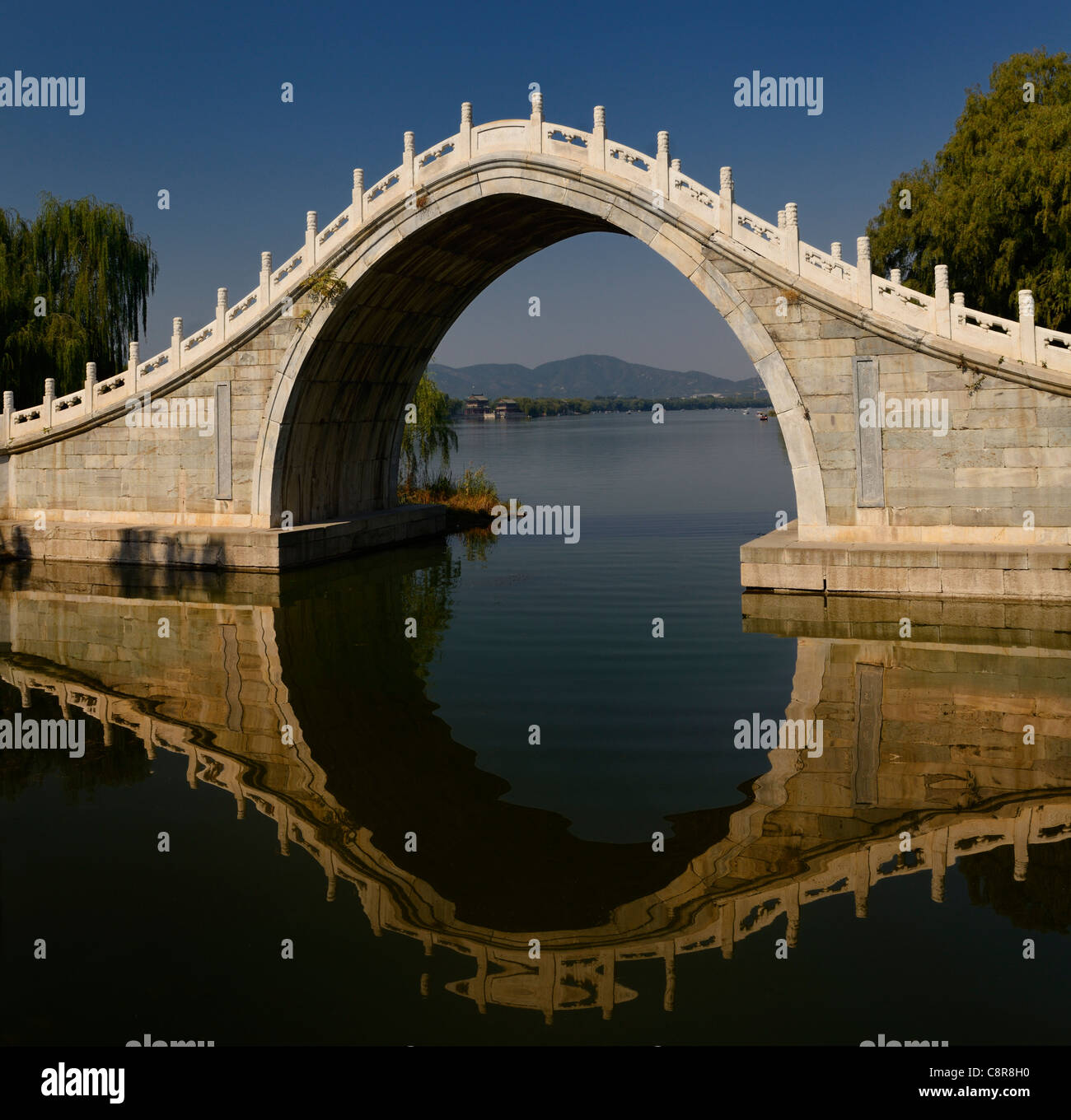 Ponte xiuyi all estremità sud del Lago Kunming e il pavilion di brillanti vedute presso il palazzo estivo di Pechino CINA Foto Stock
