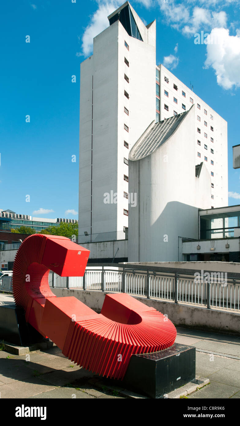 Il Barnes Wallis Building e la scultura "Generation of Possibilities" di Paul Frank Lewthwaite, Università di Manchester, Inghilterra, Regno Unito Foto Stock