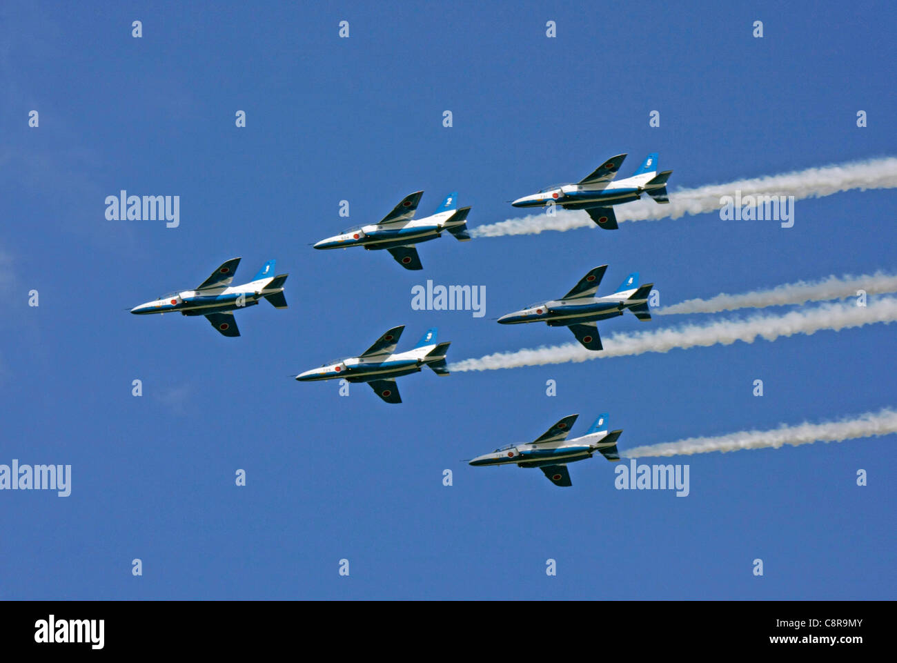 Aerobatic Team di dimostrazione del Giappone Aria forza di autodifesa blu Kawasaki di impulso T4 Foto Stock