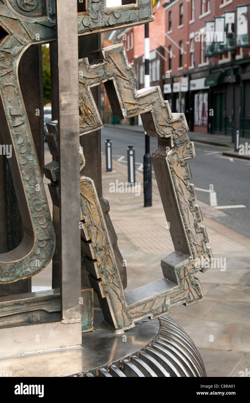 La Ashton Città Vecchia scultura, Michael Johnson 2002. Stamford Street, Ashton Under Lyne, Tameside, Manchester, Inghilterra, Regno Unito Foto Stock