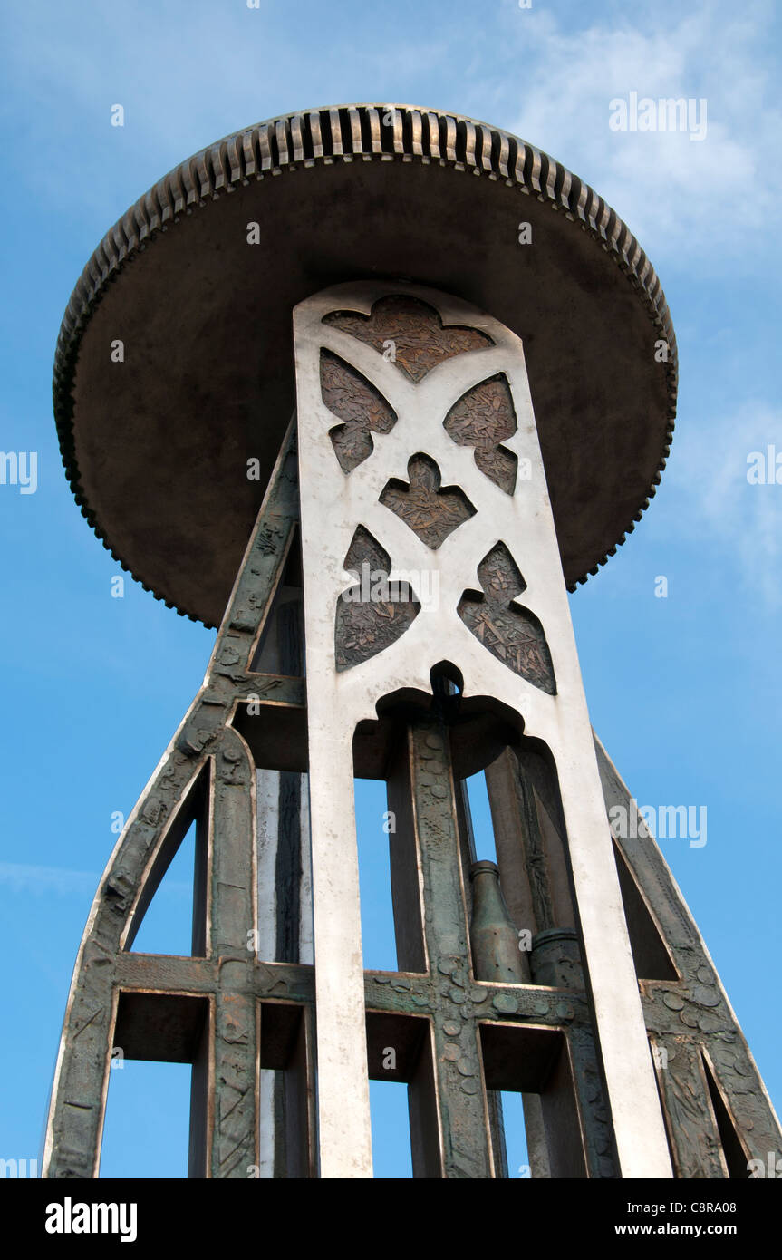 La Ashton Città Vecchia scultura, Michael Johnson 2002. Stamford Street, Ashton Under Lyne, Tameside, Manchester, Inghilterra, Regno Unito Foto Stock