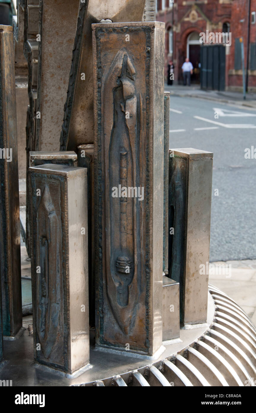 La Ashton Città Vecchia scultura, Michael Johnson 2002. Stamford Street, Ashton Under Lyne, Tameside, Manchester, Inghilterra, Regno Unito Foto Stock