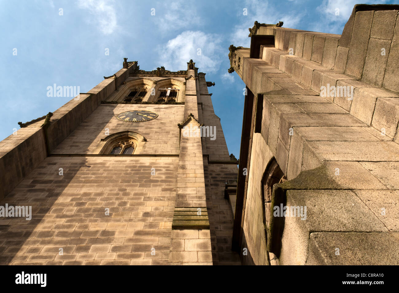 La torre della chiesa parrocchiale di San Michele e Tutti gli angeli. Ashton Under Lyne, Tameside, Manchester, Inghilterra, Regno Unito Foto Stock