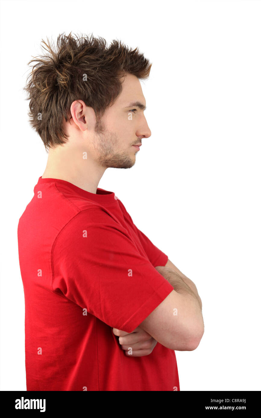 Vista di profilo di uomo in piedi con le braccia incrociate Foto stock -  Alamy