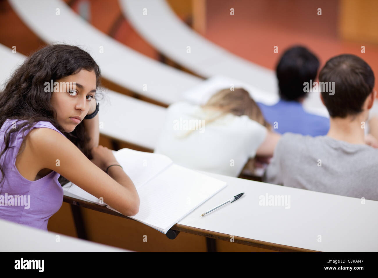 Annoiato studente durante una conferenza Foto Stock