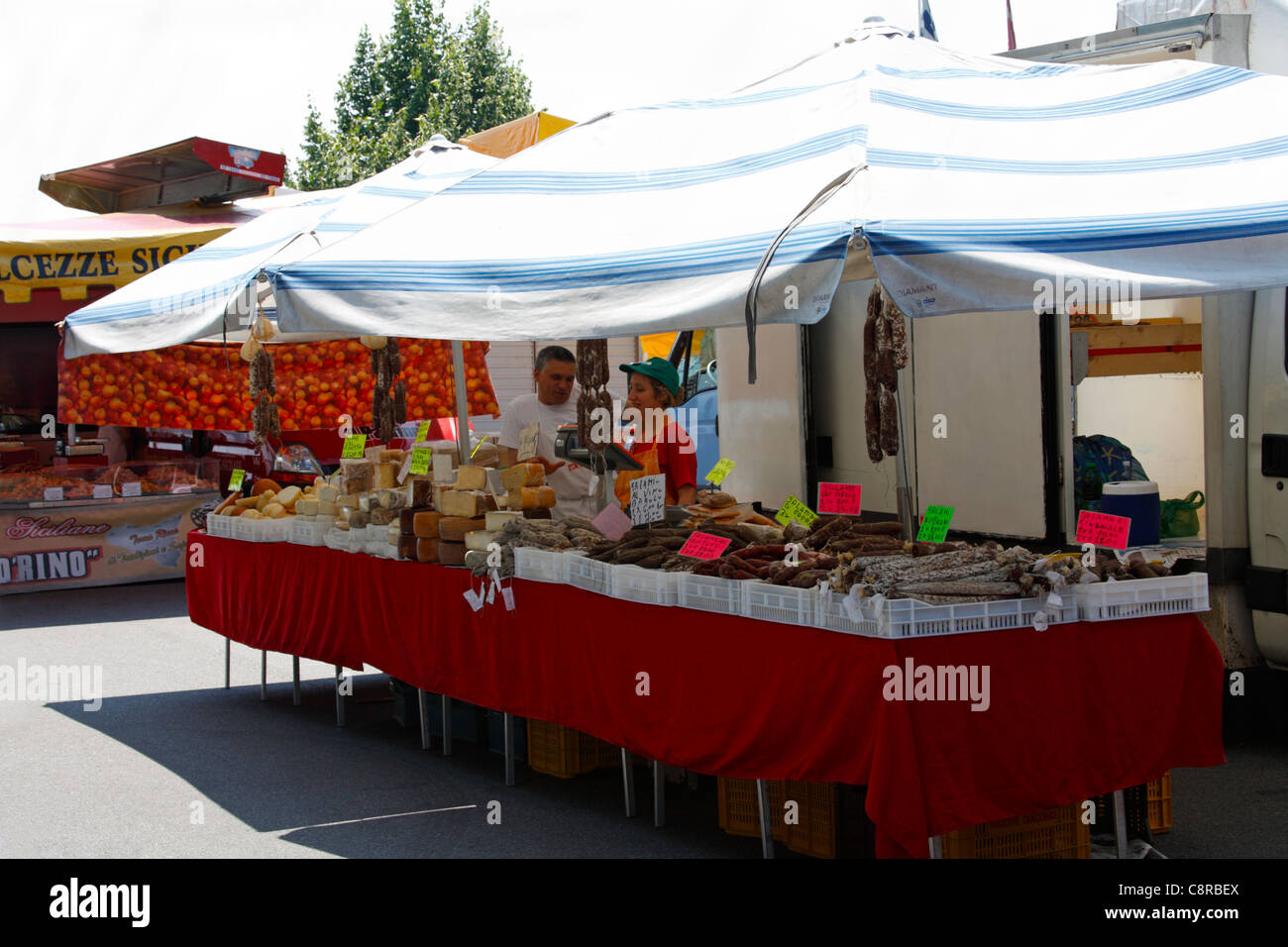 Outdoor italiano mercato alimentare di stallo, Arona, Italia Foto Stock