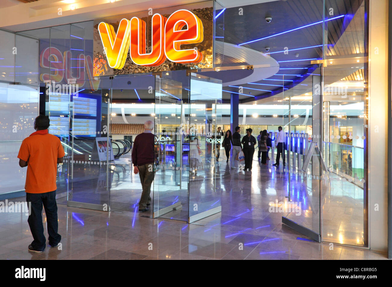 Cartelli per l'ingresso al cinema Vue nel centro commerciale al coperto con persone nell'atrio del centro commerciale Westfield Stratford City Newham East London Inghilterra Regno Unito Foto Stock