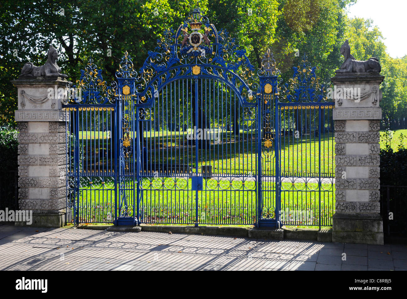 Acciaio cancelli ornamentali visto da Piccadilly cercando in London Royal Park e Green Park Londra Inghilterra REGNO UNITO Foto Stock