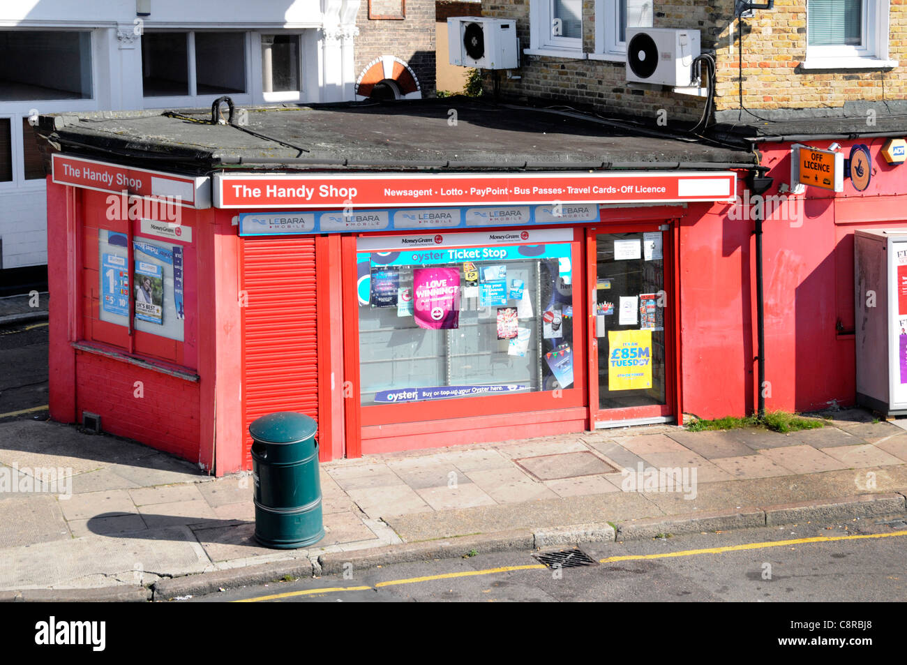 Vista dall'alto verso il basso sul negozio "The Handy Shop" locale Minimarket angolo negozio commercio al dettaglio Lewisham Londra Inghilterra Regno Unito Foto Stock