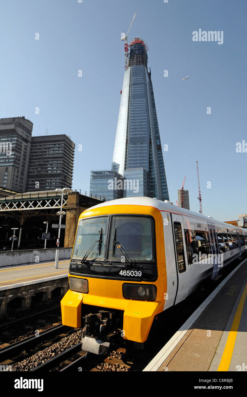 Lavori in corso a Shard grattacielo Landmark Building site in costruzione al di là di London Bridge stazione ferroviaria piattaforma Southwark England Regno Unito Foto Stock
