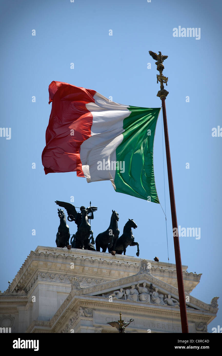 Bandiera italiana di fronte al monumento a Vittorio Emanuele II, Roma Foto Stock