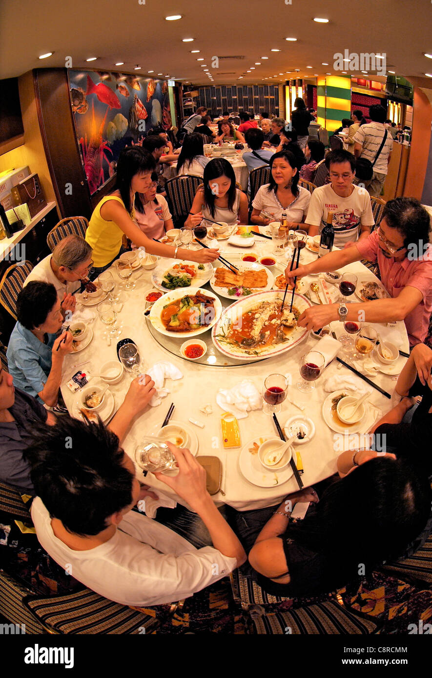 Famiglia cinese avente un pasto in un ristorante Cinese di Hong Kong , Cina. Foto Stock