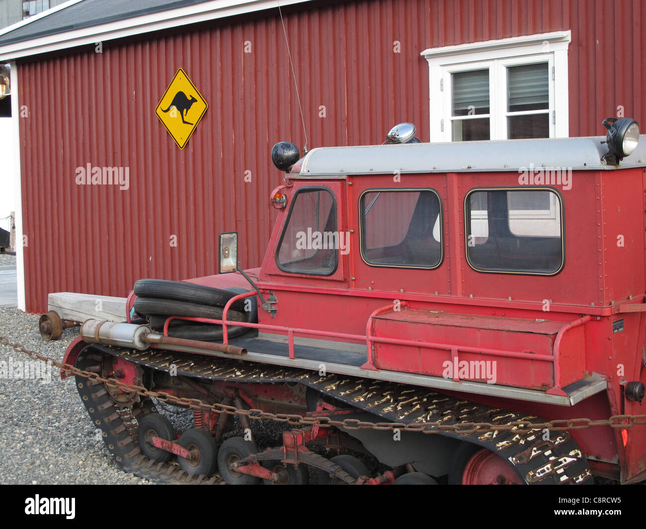 Neve vecchia e mobile (senza senso) kangaroo segno ad un museo, Longyerbyen, Spitsbergen Foto Stock