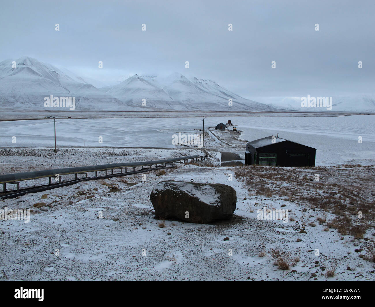 Serbatoio acqua di Longyearbyen con tubi e stazione di pompaggio, Adventdalen, Spitsbergen Foto Stock