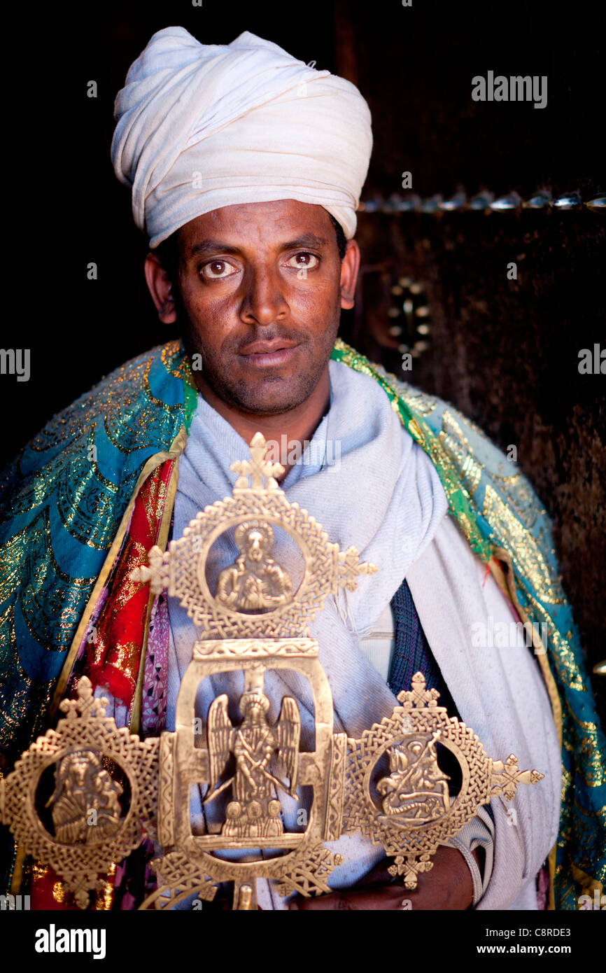 Ritratto di un cristiano ortodosso sacerdote alla porta di Yemrehanna Kristos vicino a Lalibela in Etiopia settentrionale, Africa. Foto Stock