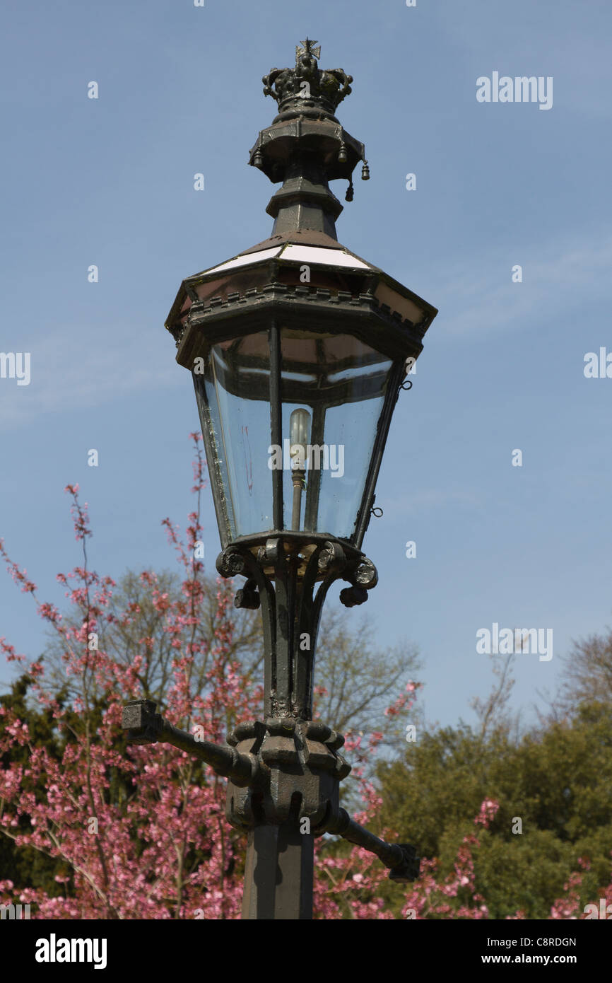 Ornano il Castello di Windsor Street light. Il Castello di Windsor , il più antico e il più grande castello occupato nel mondo. La residenza ufficiale Foto Stock