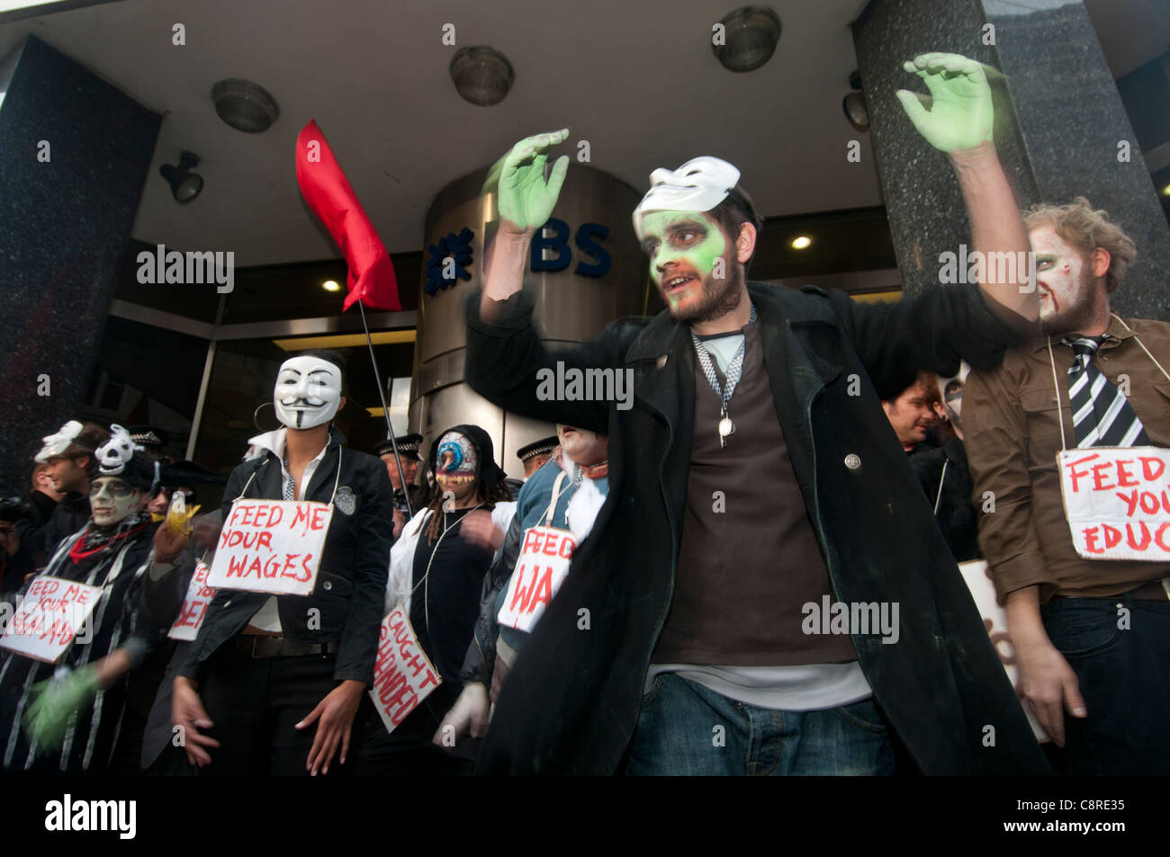 Halloween. Banchieri Zombie marzo da occupare Londra camp a San Paolo attorno al quartiere finanziario. Foto Stock