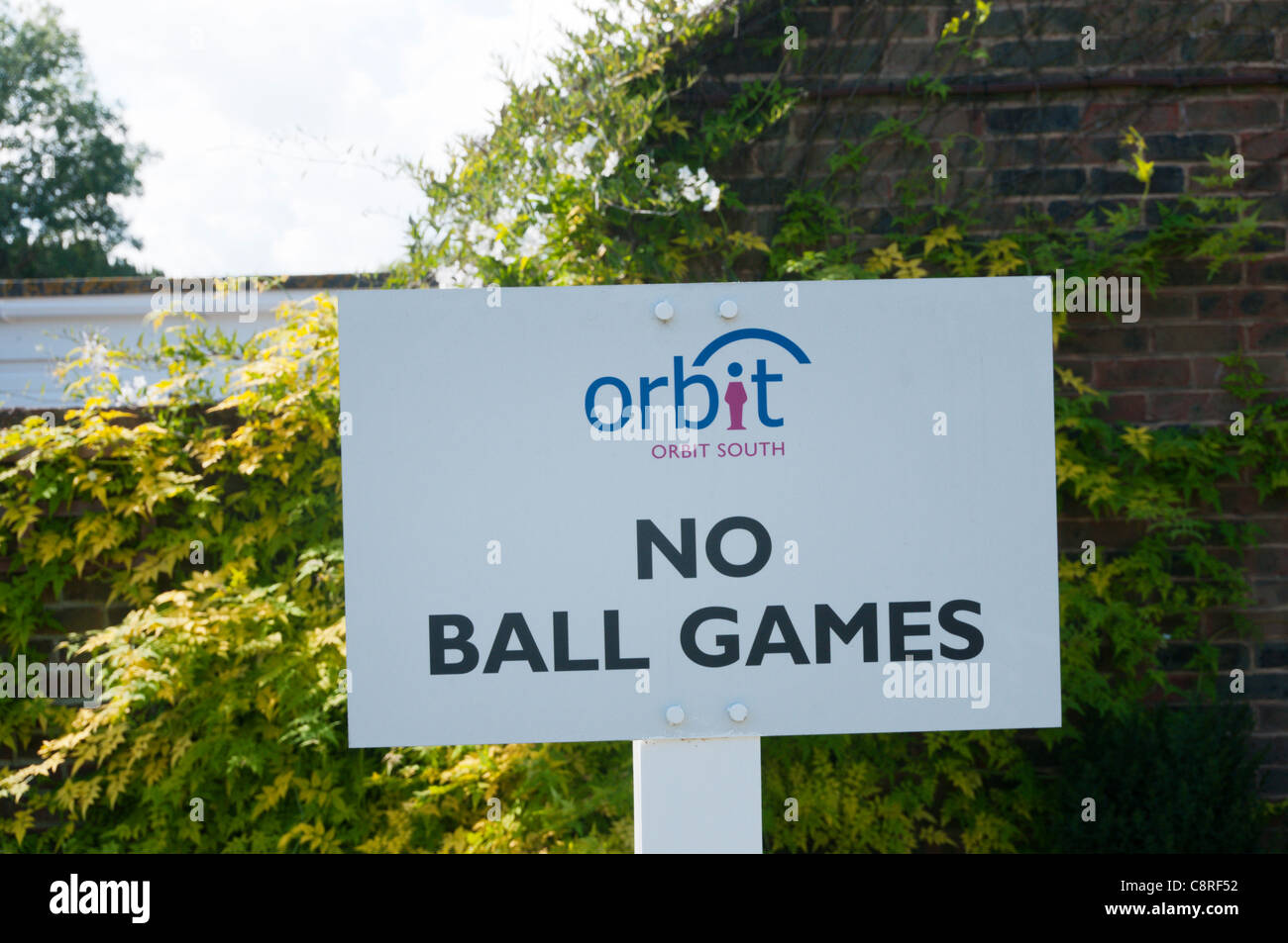 Un orbita Sud Housing Association segno vieta la riproduzione di giochi con la palla. Foto Stock