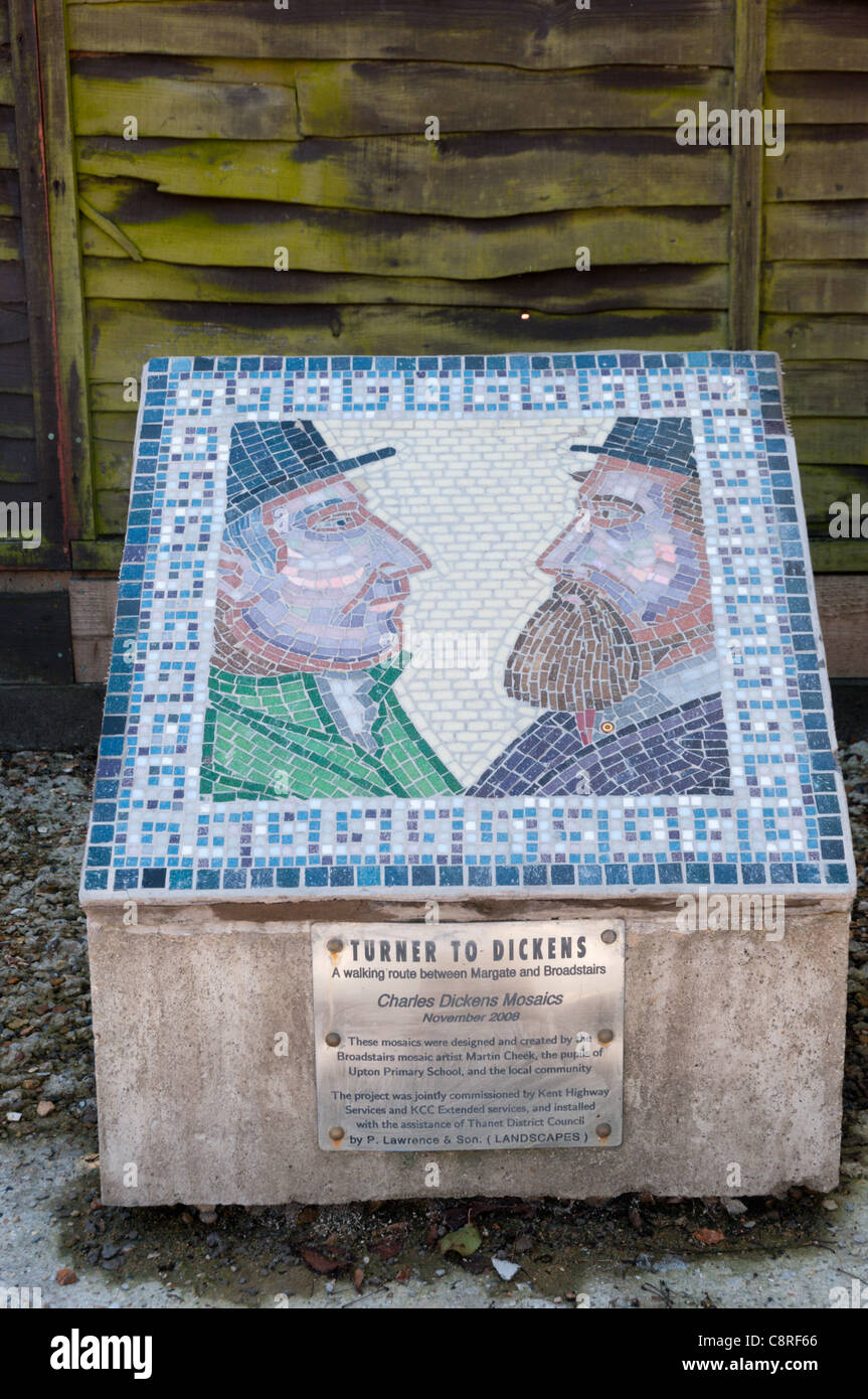 Un mosaico sul "Turner di Dickens' itinerario a piedi tra Margate e Broadstairs mostra i personaggi creati da Charles Dickens. Foto Stock