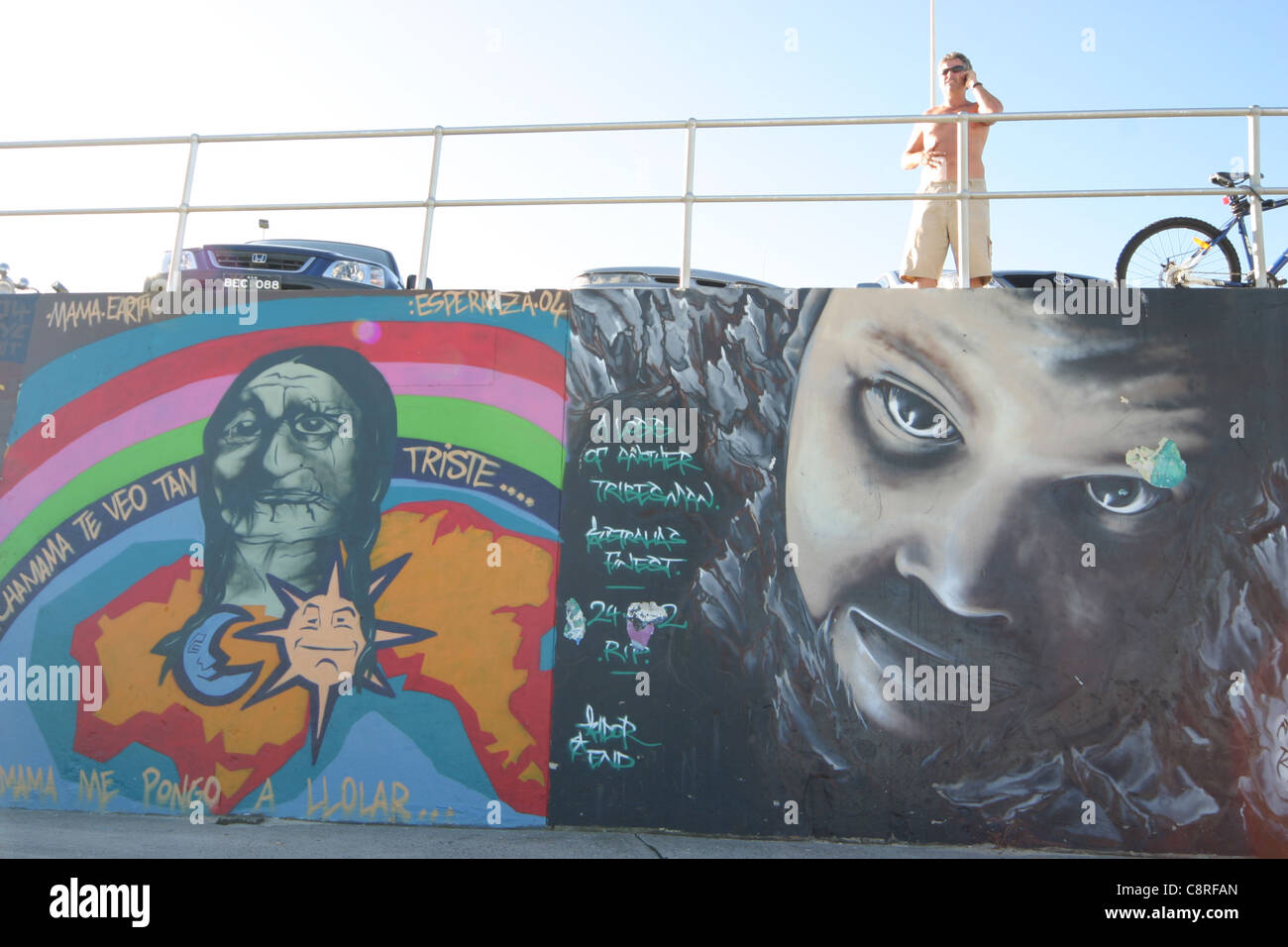 La spiaggia di Bondi lifestyle. Australia Graffiti arte sulla parete del mare Foto Stock