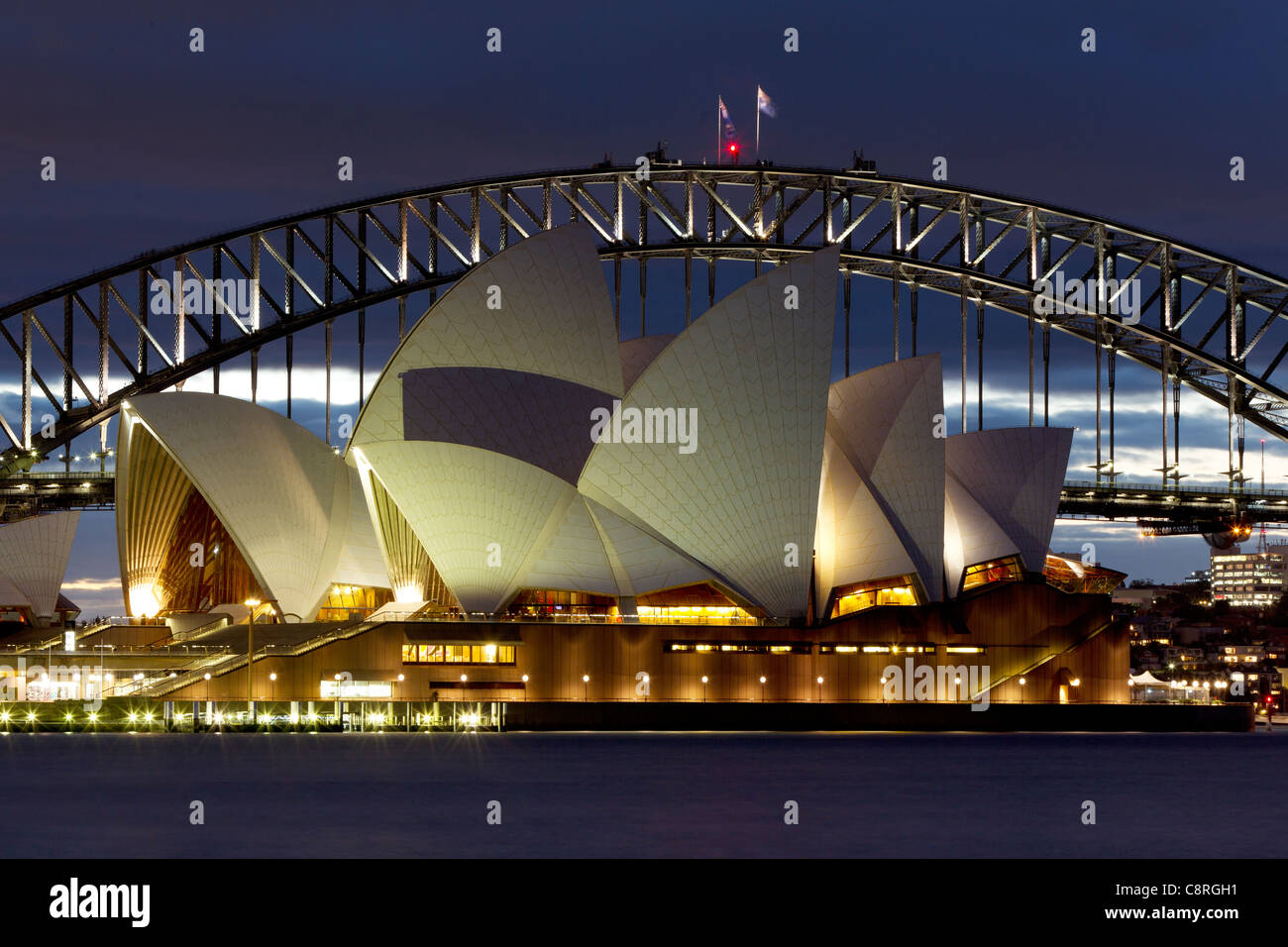 Sydney, Australia - 20/7/2010; l'iconica Sydney Opera House vista con il Sydney Harbour Bridge in background al crepuscolo. Foto Stock