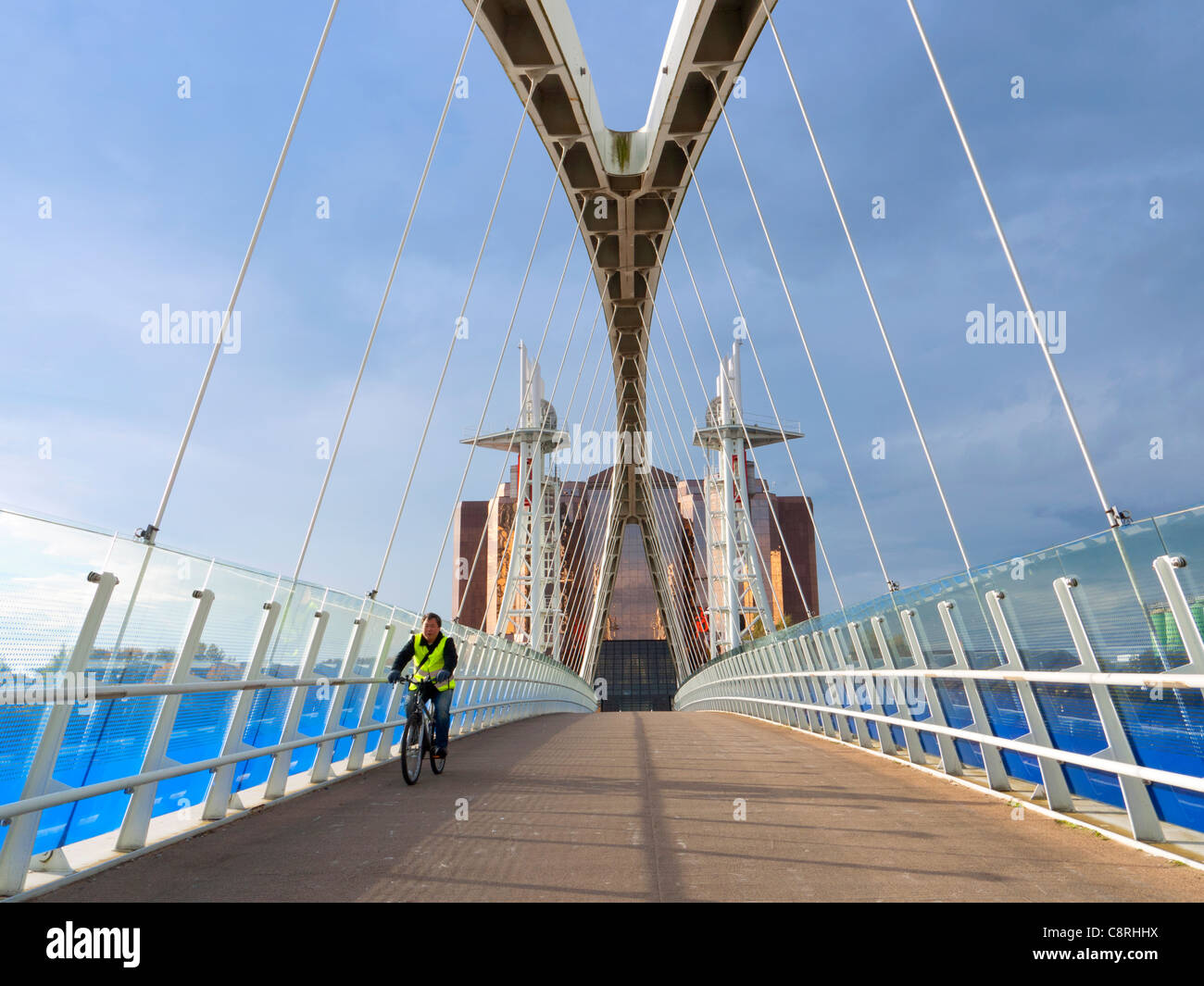 Vista lungo il ponte di Lowry con ciclista, Salford Quays, Manchester Foto Stock
