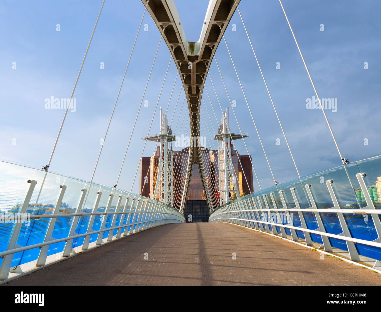 Vista lungo vuoto ponte di Lowry, Salford Quays, Manchester Foto Stock