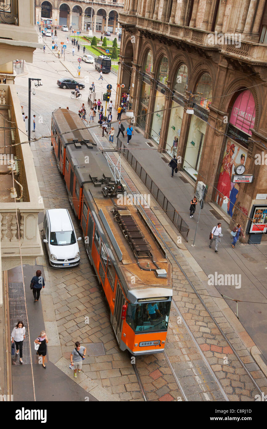 Vista dall'alto di un tram che percorre via Giuseppe Mazzini nel centro storico di Milano. Foto Stock