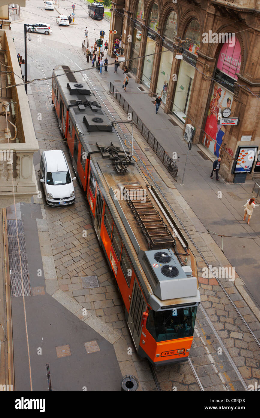 Vista dall'alto di un tram che percorre via Giuseppe Mazzini nel centro storico di Milano. Foto Stock