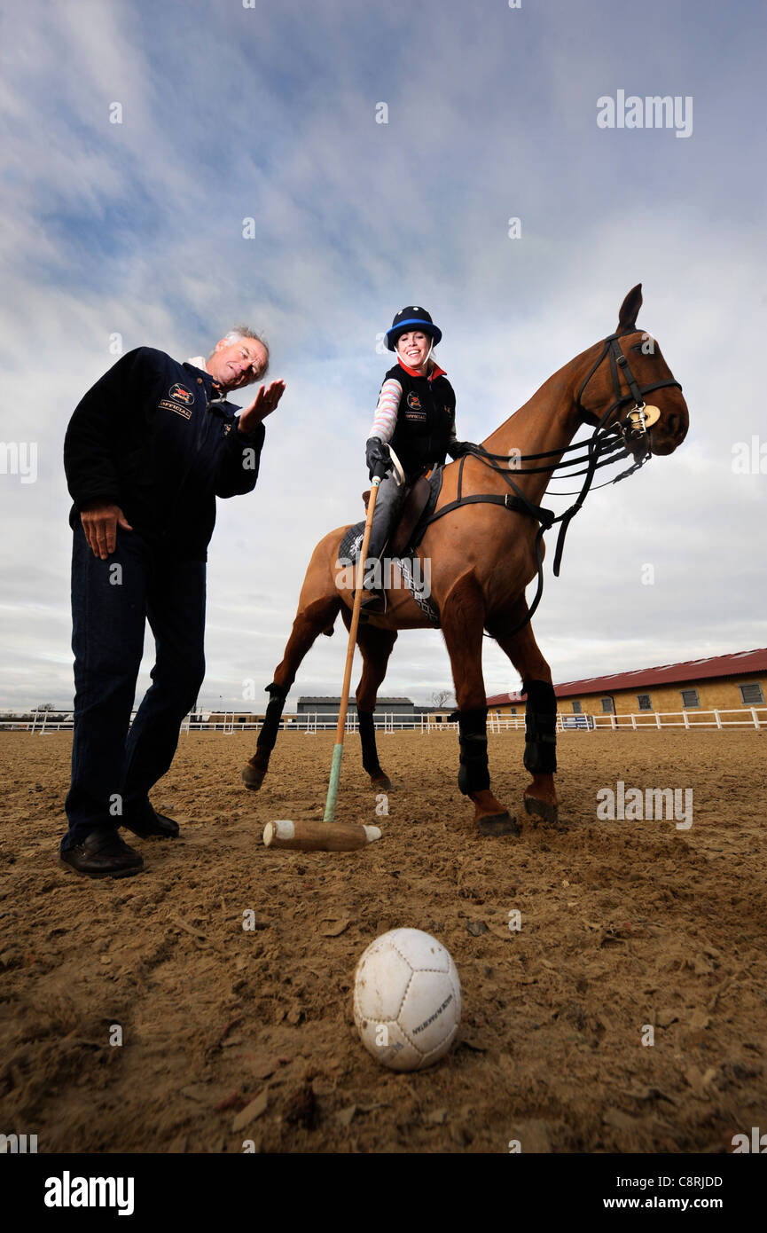 Imparare a giocare a polo con Charles Betz, Presidente delle scuole e delle università Polo Association Regno Unito Foto Stock