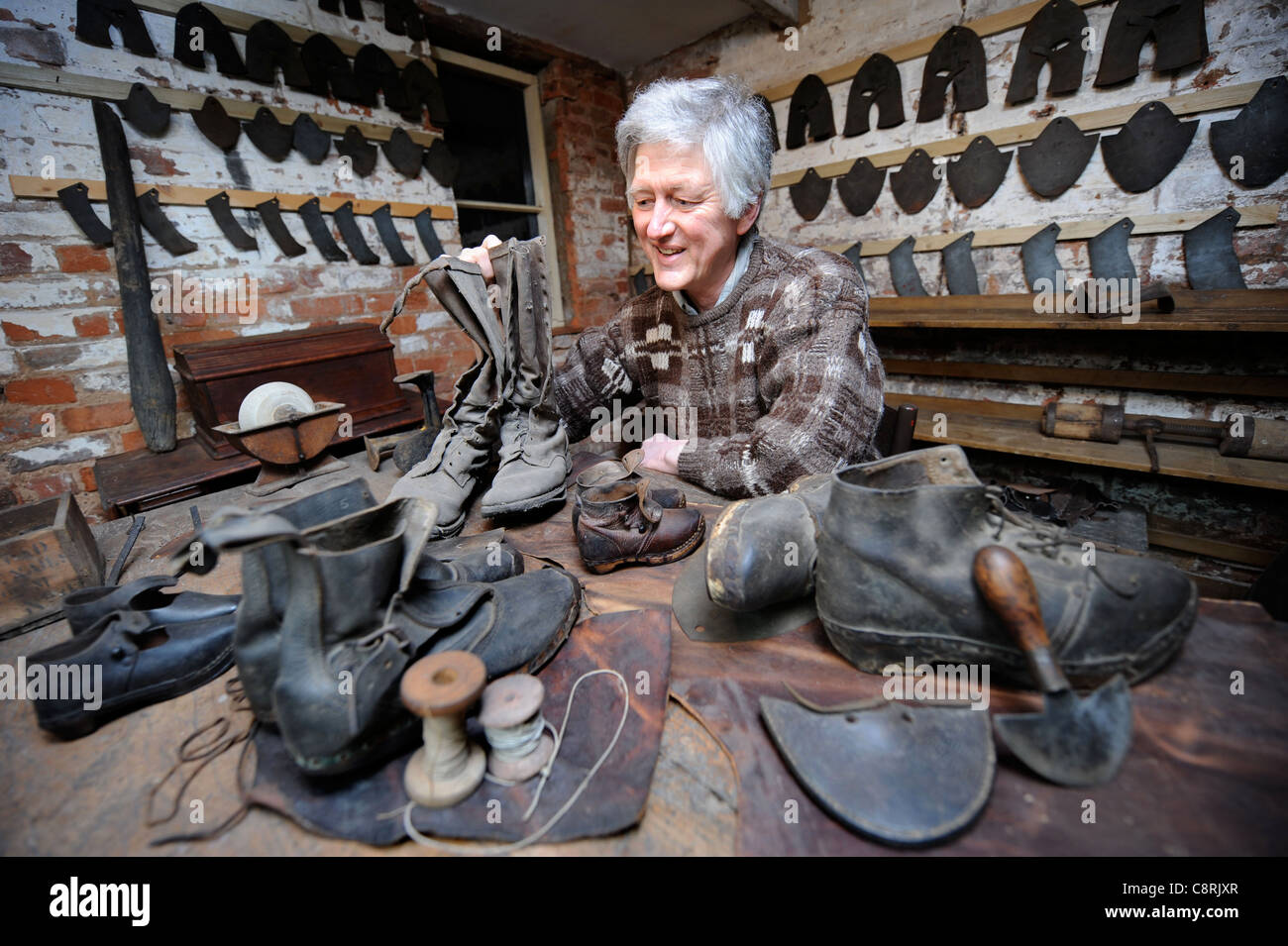 Un calzolai al caos villaggio vittoriano in Newent, Gloucestershire - un museo di Victoriana UK 2009 - Collector e museo Foto Stock