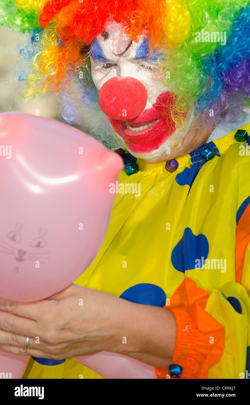 Clown creazione di palloncini Foto Stock