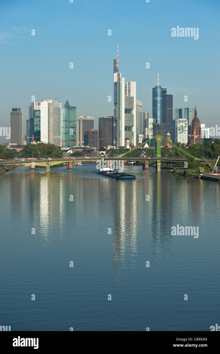 La mattina presto vista di Francoforte il quartiere finanziario e dello skyline di fiume Main con chiatte che trasportano carbone Foto Stock