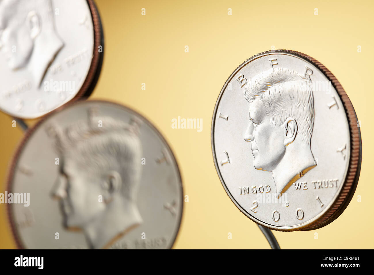 Close-up di tre monete con script scritti su di esso Foto Stock