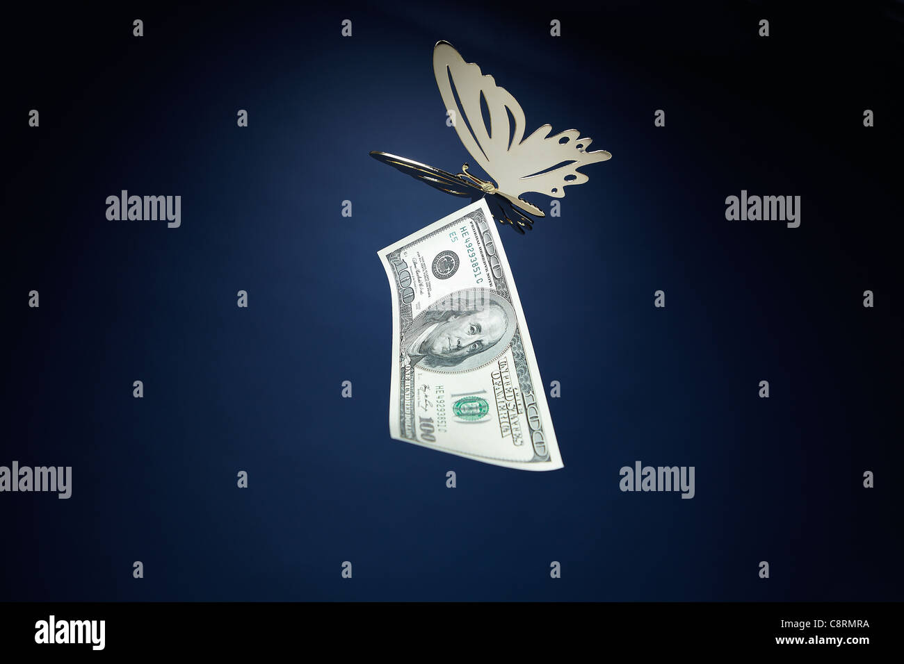 Butterfly con American carta moneta che mostra ritratto del presidente Foto Stock
