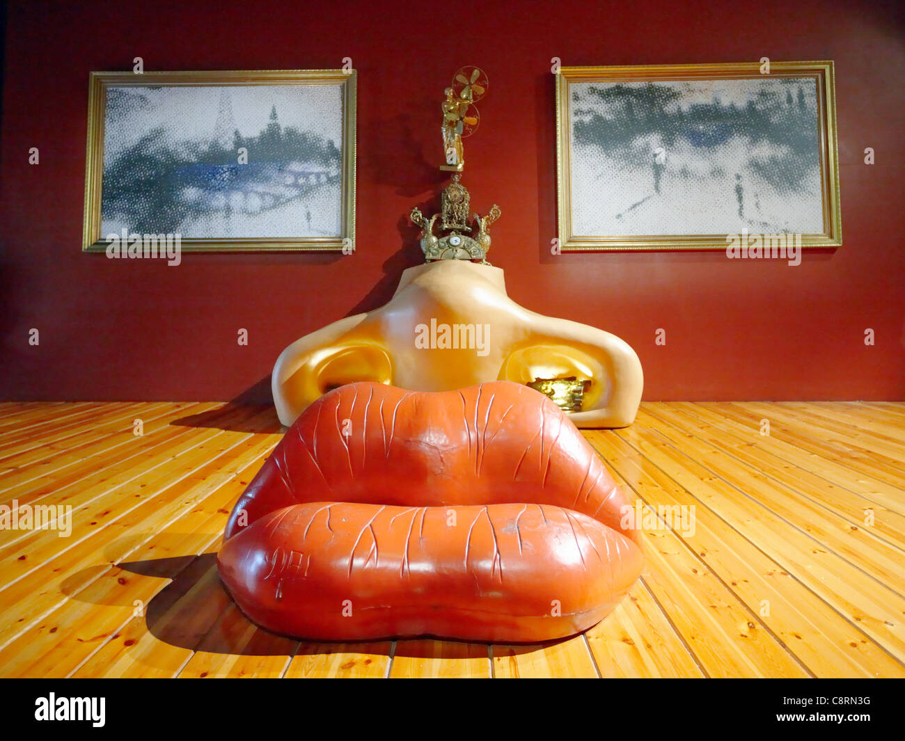 Sala Mae West con il famoso divano Mae West Lips nel Teatro-Museo di  Salvador Dali. Figueres, Catalogna, Spagna Foto stock - Alamy