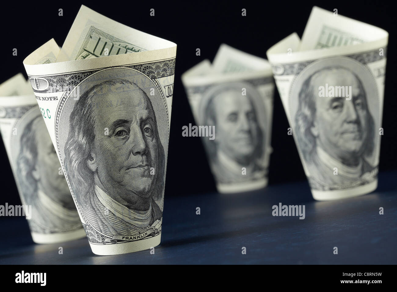Close-up di forma del bicchiere moneta americana note Foto Stock
