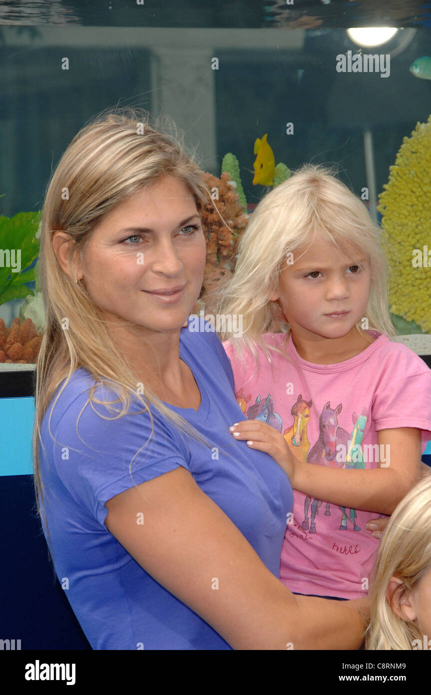 Gabrielle Reece, Brody Hamilton a arrivi per il racconto dei delfini Premiere, Village Theatre di Westwood, Los Angeles, CA Settembre Foto Stock