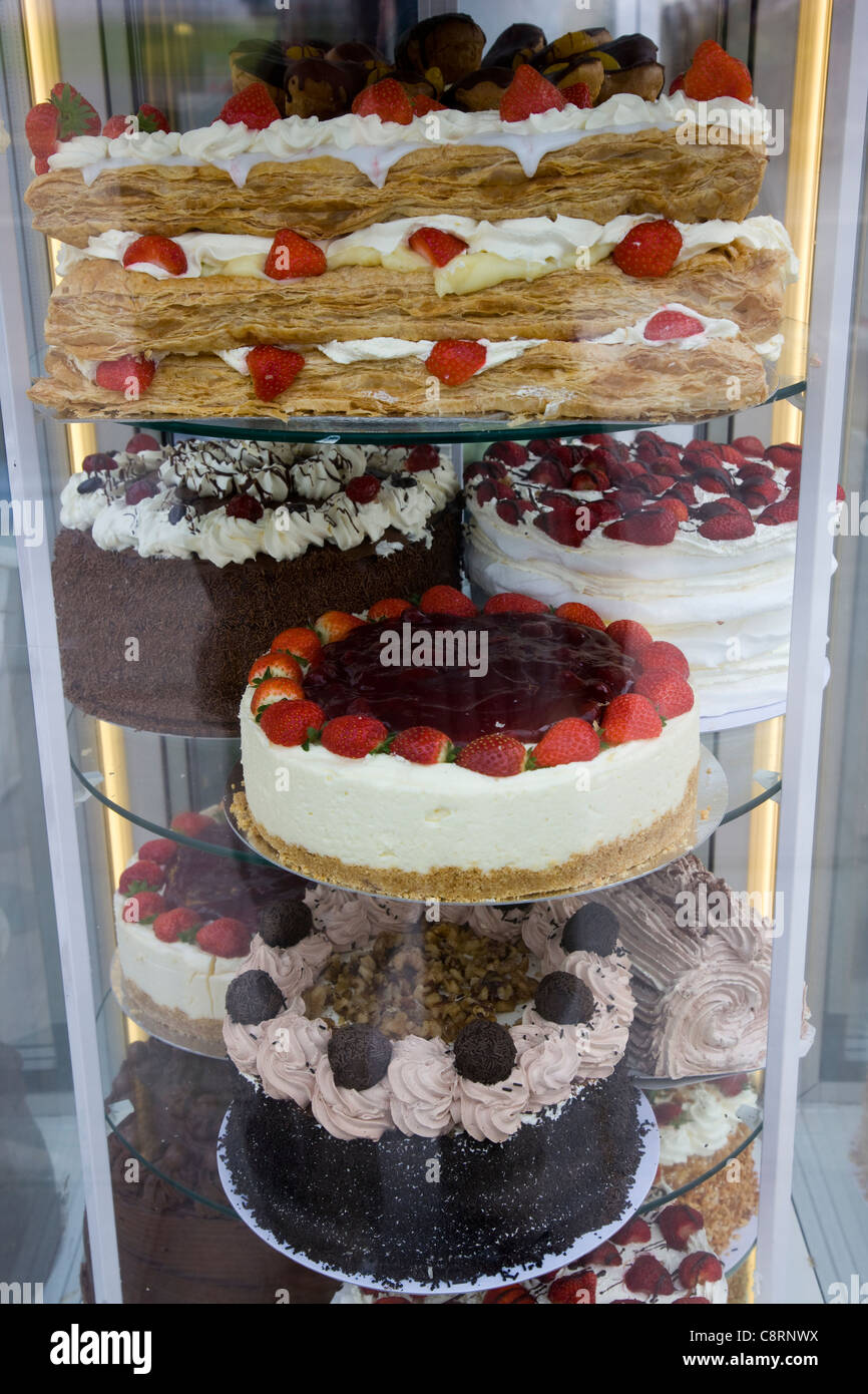 Display in vetro armadio pieno di pasticcini, torte di panna e gateau di Blackpool, Regno Unito Foto Stock