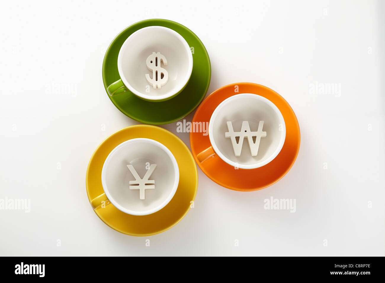 Tre tazze contenenti tre diversi simboli di valuta Foto Stock
