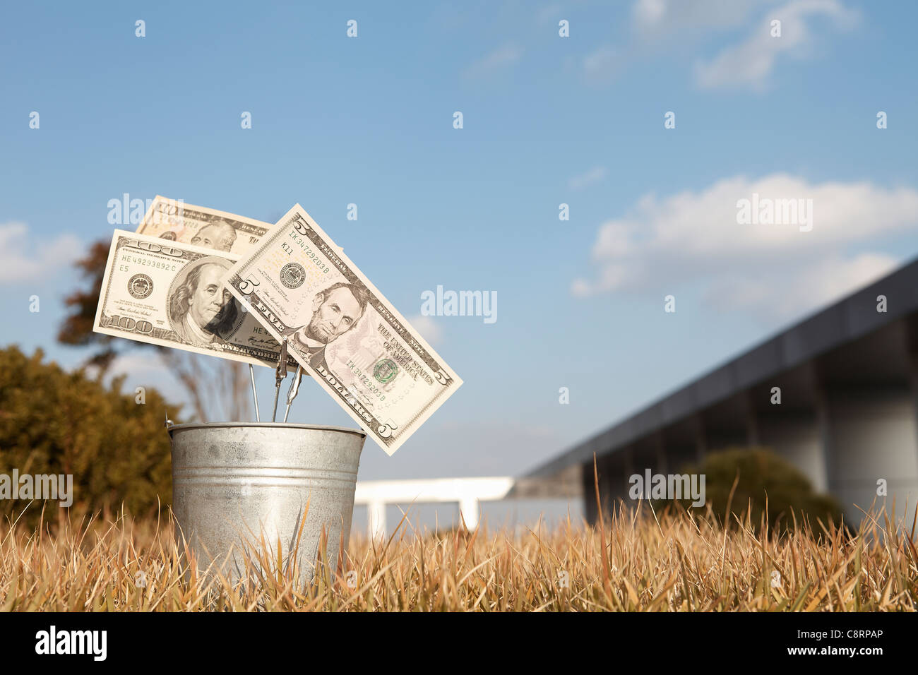 Benna con moneta americana note, all'aperto Foto Stock