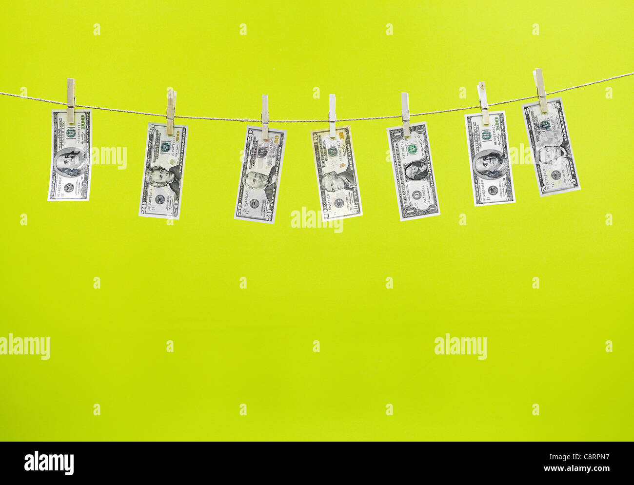 Dollari americani appesi stendibiancheria Foto Stock