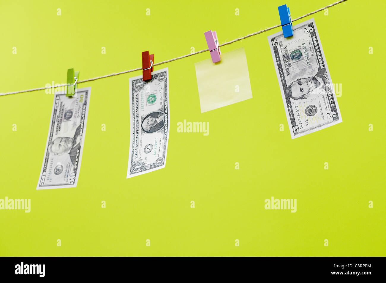 Di dollari appesi stendibiancheria lungo con un pezzo di plastica Foto Stock
